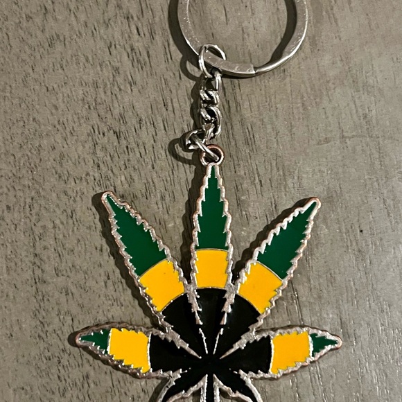 Jamaican Pot Leaf Key Ring - Picture 3 of 7